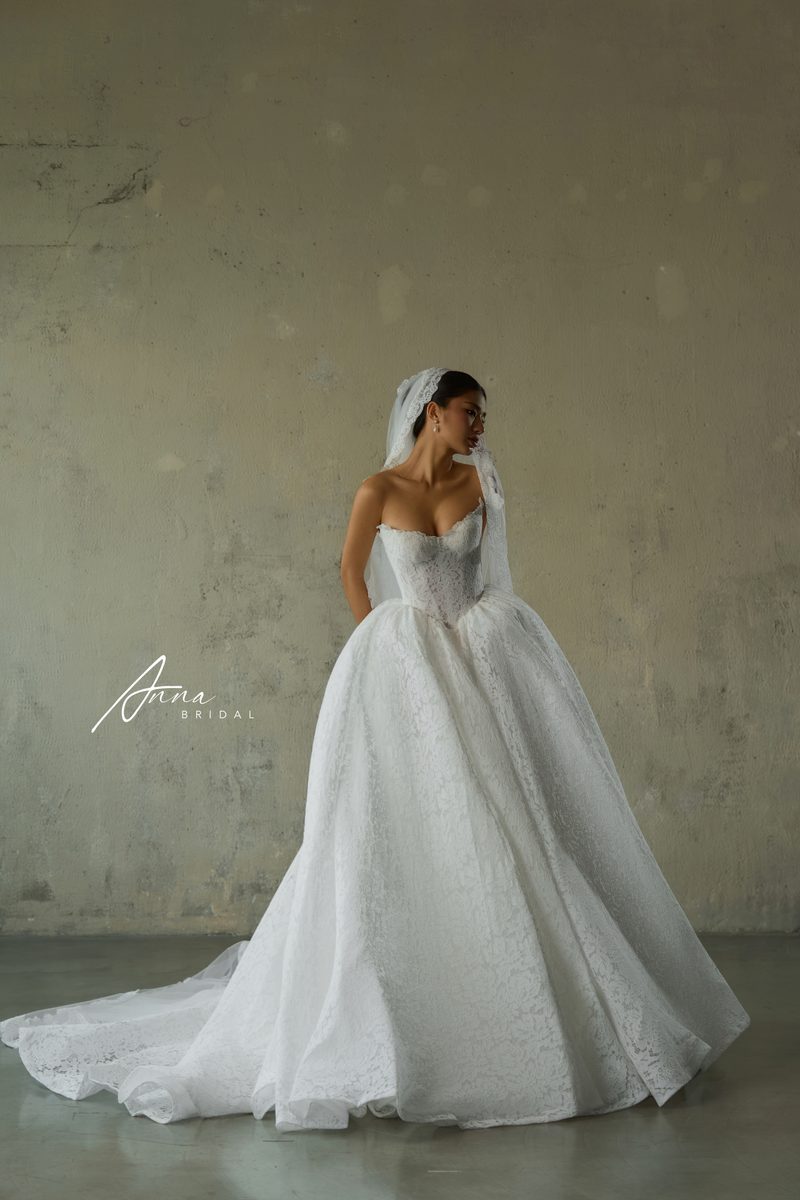 Váy cưới tối giản ngồi sofa Anna Bridal