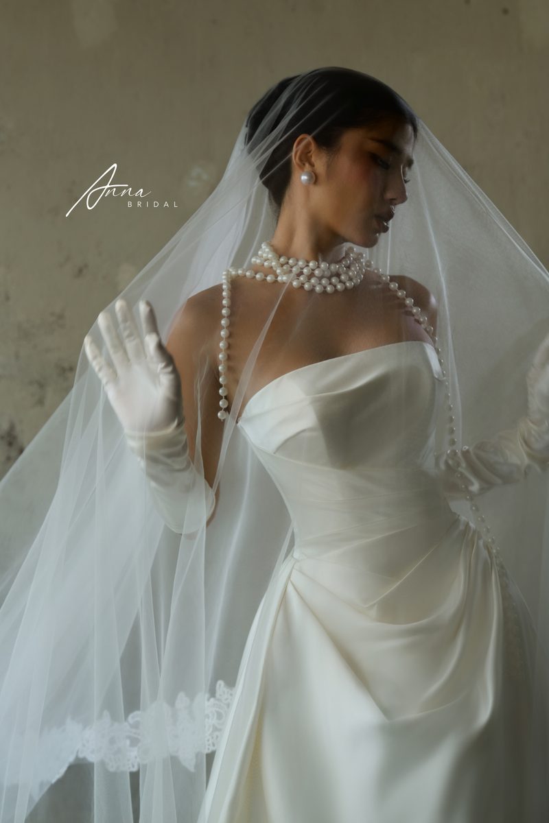 Chi tiết thân trên váy ballgown off-shoulder ren Anna Bridal — corset tôn eo đồng hồ cát