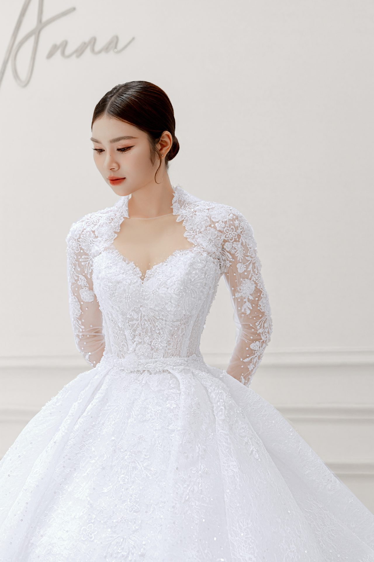 Váy cưới cho cô dâu thấp: bí quyết kéo chân dài | Anna Bridal