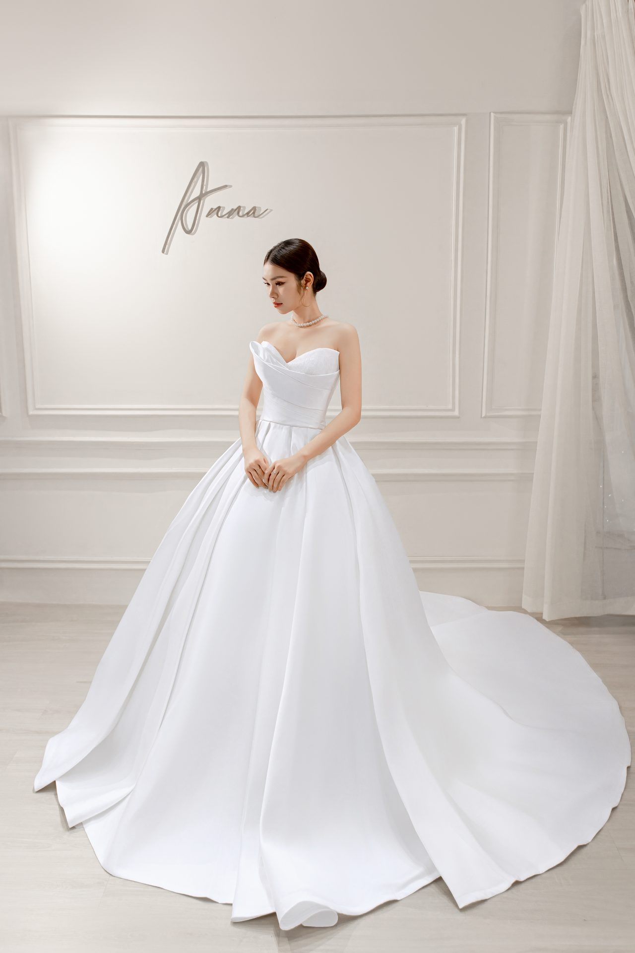 Váy cưới cho cô dâu vai rộng, lưng ngắn: 6 phom tôn dáng