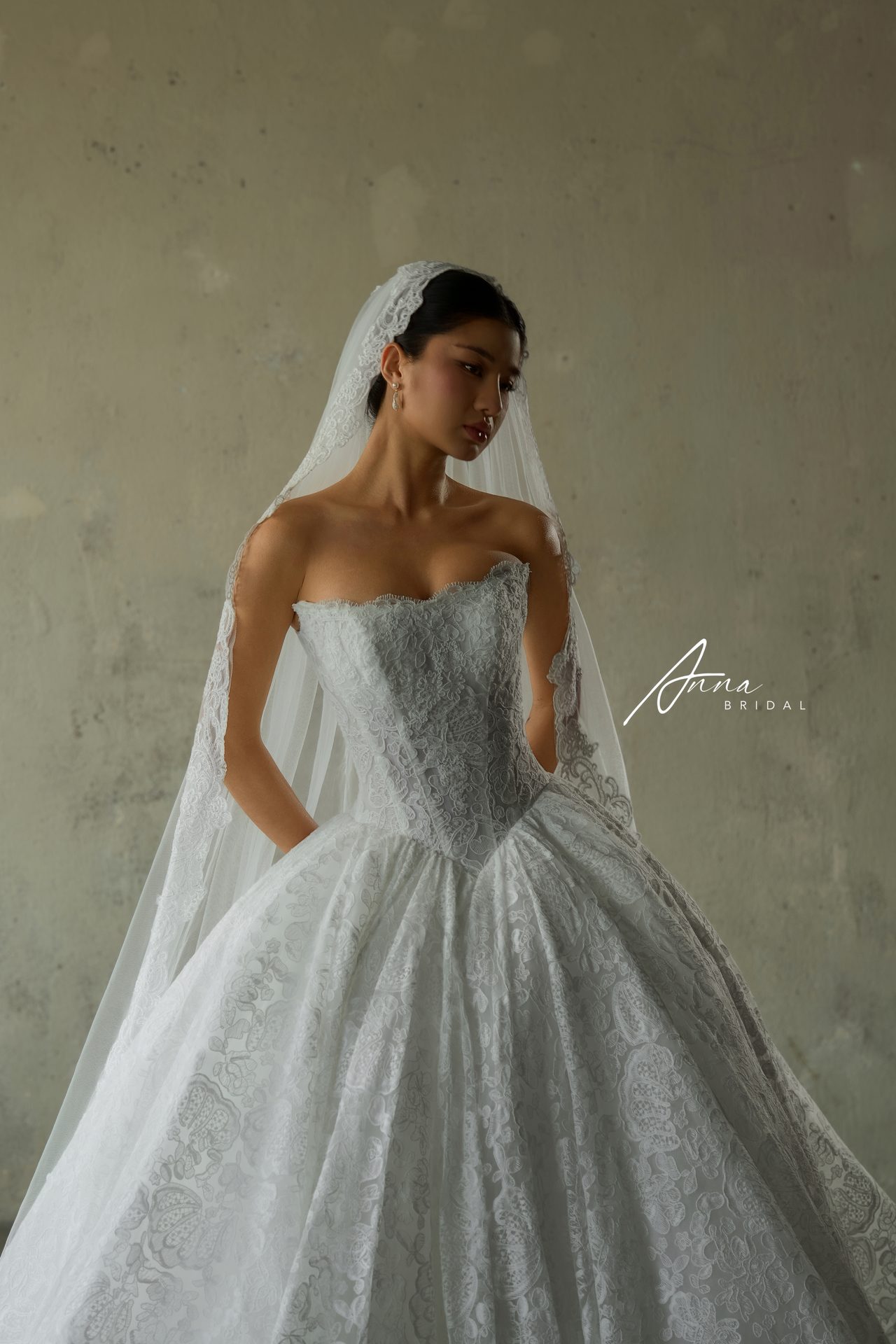 Váy cưới cho cô dâu gầy phom xòe tay phồng giúp vóc dáng đầy đặn tại Anna Bridal
